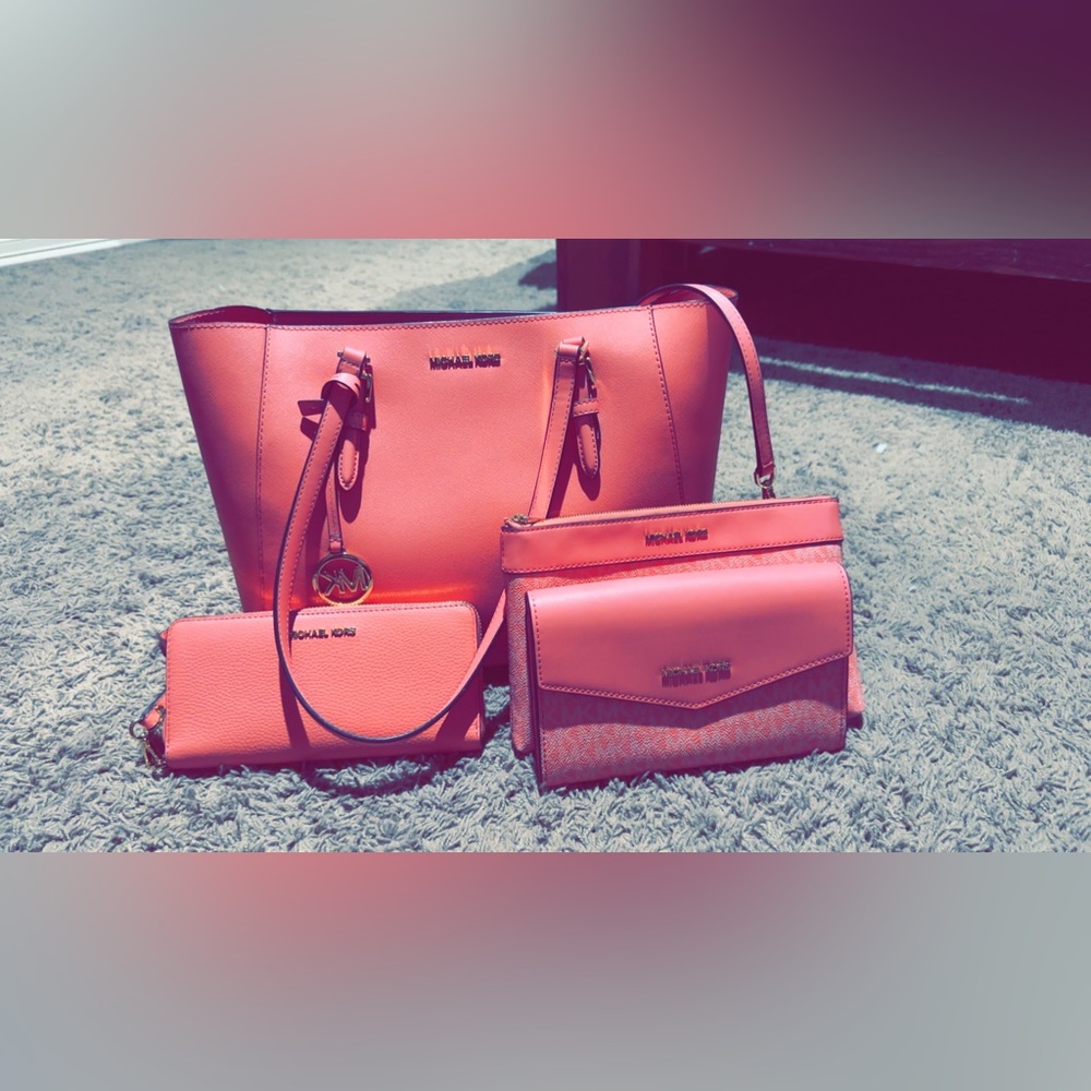 Pink Michael Kors purse, with 2 attachments and wallet